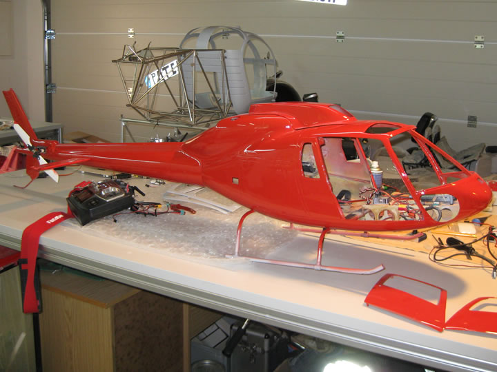 Graupner Heim Helikopter Modell fertig lackiert in rot