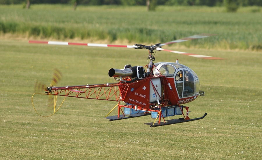Dreiblatt-Rotorkopf an einem Big Lama Scale-Modellhelikopter